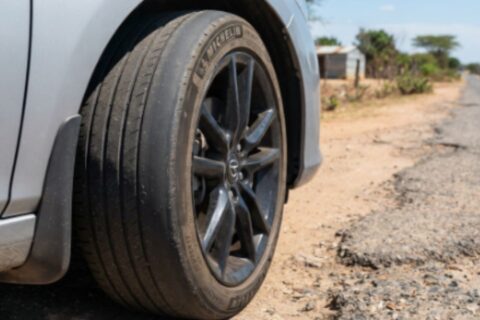 Pneu a Gastar Mais do Lado de Fora: Causas Comuns nas Estradas de Moçambique