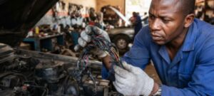 O Perigo dos "Remendos" Eléctricos: Cablagens Derretidas nas Estradas de Moçambique